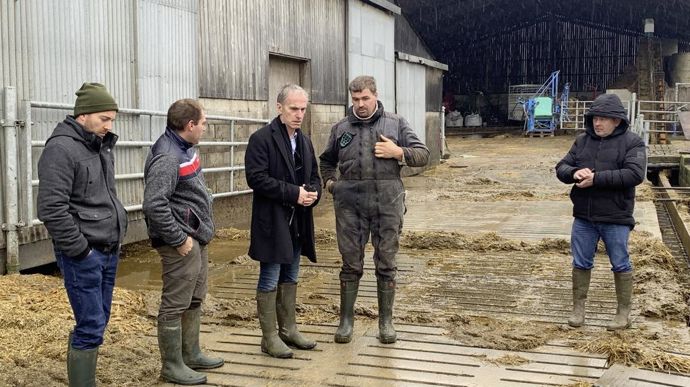 Ruissellement. Chez Yannick Harlé, dans le Boulonnais, l'eau a fait déborder la fosse à lisier et s'est écoulée dans la stabulation. La veille c'est les pieds dans l'eau que les éleveurs ont assurer la traite (zoom)